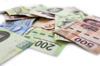 Peso mexicano cede alzas tras perforar barrera de 17,00 por US$; bolsa vuelve a caer