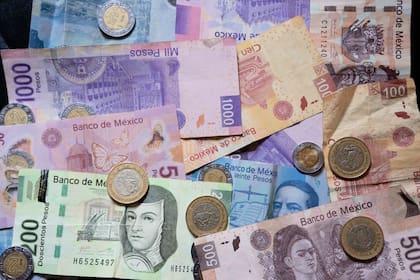 Peso mexicano retrocede tras datos empleo EEUU, bolsa alcanza nuevo récord