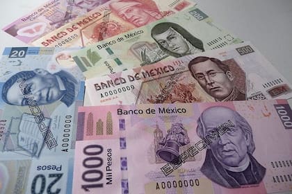 Peso mexicano se deprecia de cara a decisión de Banxico, bolsa sube