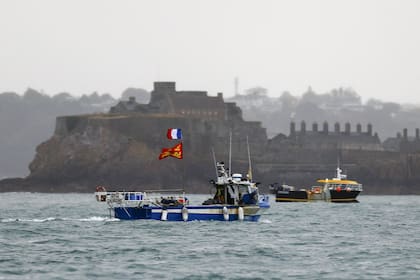 Pesqueros franceses navegan frente a las costas con fortalezas de Jersey