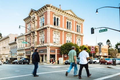 Petaluma es una ciudad ubicada en el condado de Sonoma, California, aproximadamente a 51 kilómetros (32 millas) al norte de San Francisco.