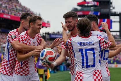 Petar Sucic (centro) festeja con sus compañeros de Croacia luego de anotar ante Ghana