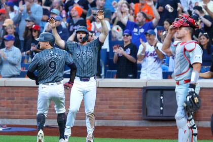 Pete Alonso, segundo desde la izquierda, y Brandon Nimmo (9), de los Mets de Nueva York, reaccionan tras anotar con un doble de Francisco Álvarez durante la séptima entrada el sábado 21 de septiembre de 2024, en Nueva York. (AP Foto/Noah K. Murray)