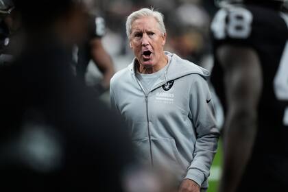 Pete Carroll, entrenador en jefe de los Raiders de Las Vegas, observa el calentamiento de su equipo