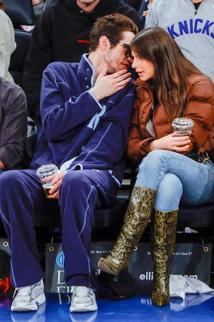 Pete Davidson y Emily Ratajkowski se mostraron muy cómplices