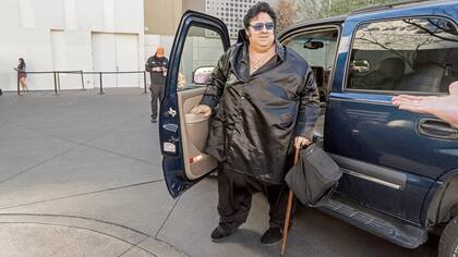 Pete estaciona su Chevrolet Tahoe, ya vestido de Big Elvis, cerca de la entrada del casino donde actúa tres veces por semana. En 2016, allí lo vieron unas 200.000 personas
