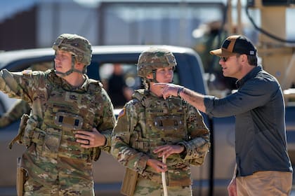 Pete Hegseth es informado por soldados del Ejército norteamericano durante una visita a la frontera entre Estados Unidos y México, en Sunland Park, Nuevo México