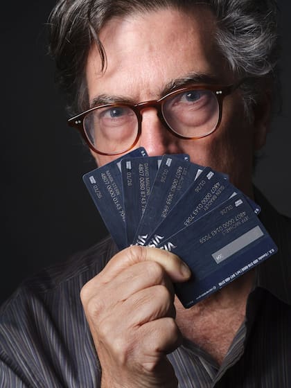 Pete Wells, periodista especializado en gastronomía de The New York Times —quien fue el crítico de restaurantes del diario entre 2012 y 2024—, aparece con algunas de las tarjetas de crédito que utilizaba, bajo nombres ficticios, para pagar sus comidas y así evitar recibir un trato especial