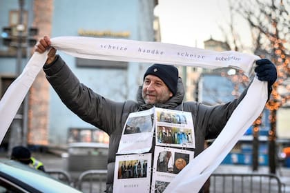 Hubo protestas contra el escritor Peter Handke esta tarde, en las afueras del palacio Konserthuset de Estocolmo