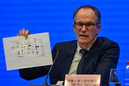 Peter Ben Embarek habla durante una conferencia de prensa para cerrar la visita de un equipo internacional de expertos de la Organización Mundial de la Salud (OMS) en la ciudad de Wuhan, en la provincia china de Hubei el 9 de febrero de 2021