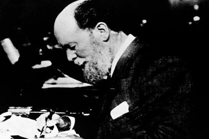 Peter Carl Fabergé trabajando en el diseño de una de sus magníficas obras