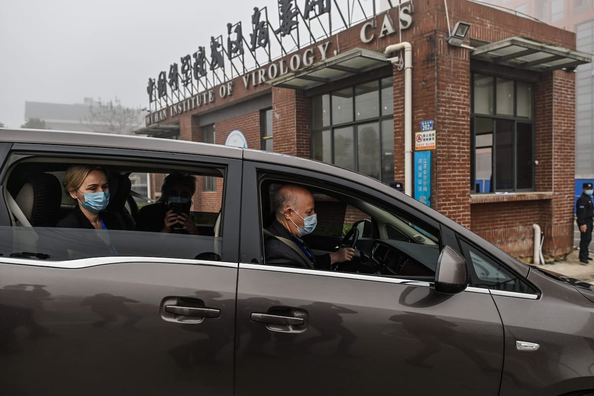 Peter Daszak, Thea Fischer y otros miembros de la OMS al ingresar al Instituto de virología de Wuhan
