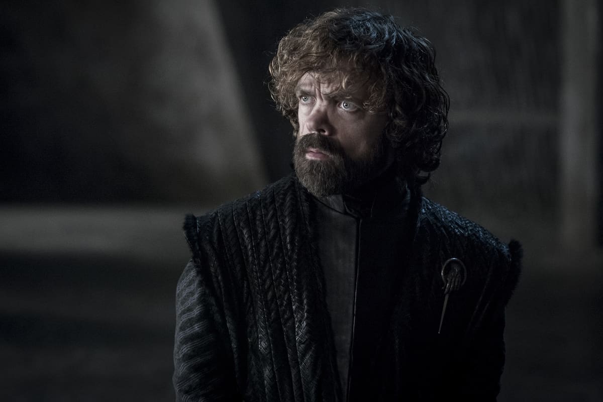 Peter Dinklage, como Tyrion Lannister, observa a su reina con una mirada de preocupación; ¿será capaz de incendiar todo?
