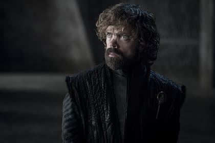 Peter Dinklage, como Tyrion Lannister, observa a su reina con una mirada de preocupación; ¿será capaz de incendiar todo?