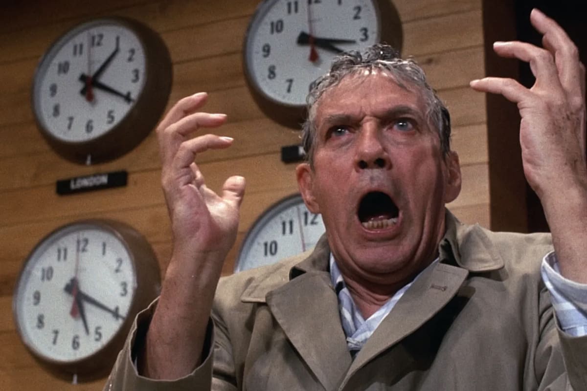 Peter Finch en la escena emblemática de Network, película de 1976 que ganó 4 Oscars