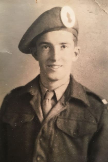 Peter Harrison en su juventud, con uniforme militar inglés, y jugando al pool de grande en Ameghino