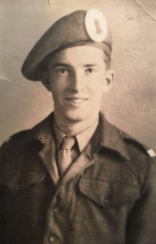 Peter Harrison en su juventud, con uniforme militar inglés