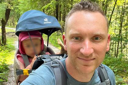 Peter Knapo, con uno de sus hijos