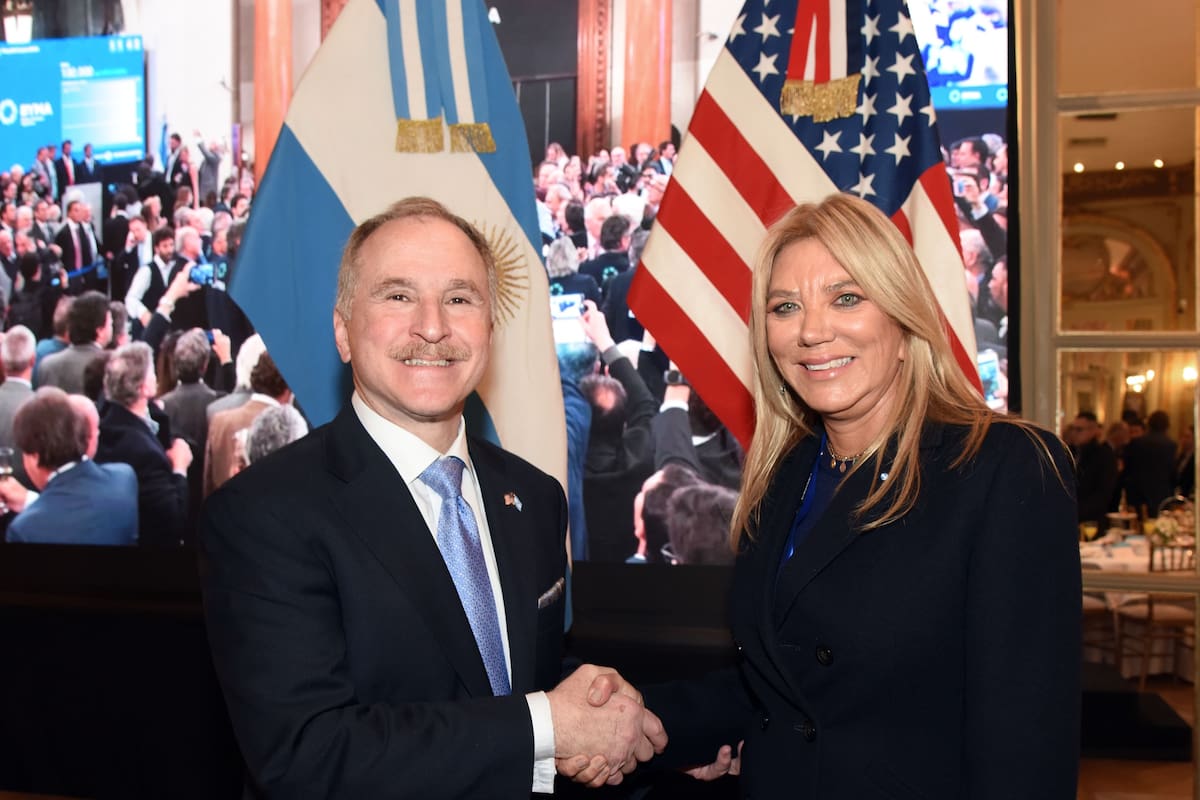 Peter Lamelas junto a Bettina Bulgheroni, presidenta del Consejo Interamericano de Comercio y Producción (CICyP)