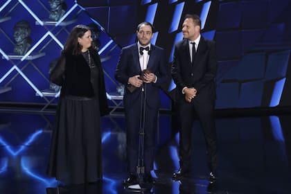 Peter Lanzani agradece en el escenario del Goya 2023 un nuevo premio para Argentina, 1985. Lo acompañan Agustina Llambí Campbell y Federico Posternak, dos de los productores del film