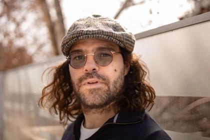 Peter Lanzani cambió por completo su apariencia con un corte de pelo único