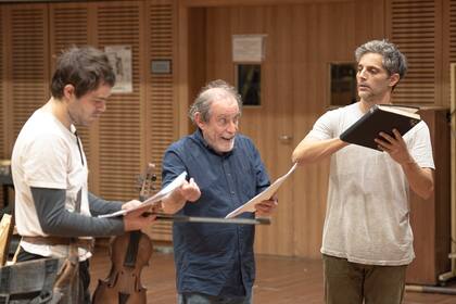 Peter Lanzani, como el soldado, el director Rubén Szuchmacher y Joaquín Furriel, como el Diablo, pasan la letra de La historia de un soldado, para la versión que este fin de semana se verá en el Teatro Colón