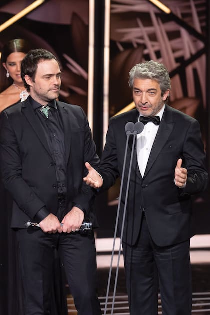 Peter Lanzani (con un broche en lugar de moño o corbata) y Ricardo Darín recibieron la distinción a Mejor Guion en representación de Santiago Mitre y Mariano Llinás, que no pudieron acudir a la ceremonia.