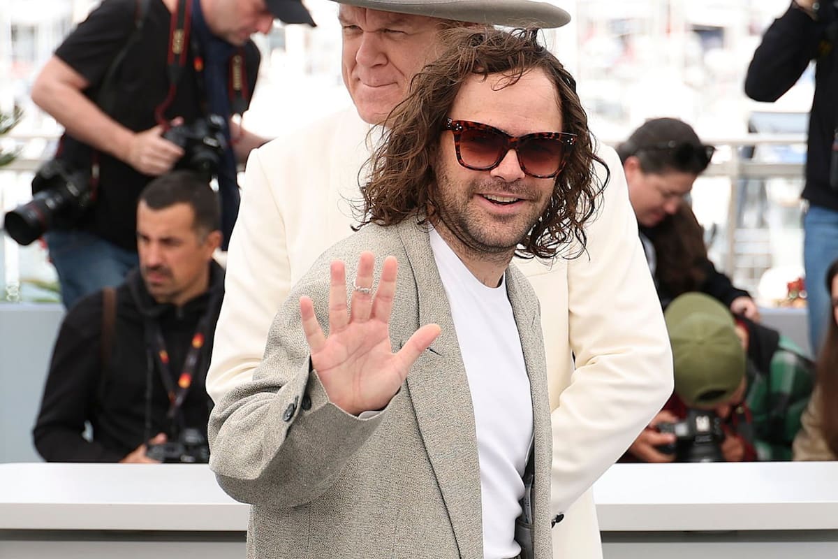 Peter Lanzani dijo presente en el Festival de Cannes para presentar su película Testa O Croce? y se robó toda la atención con sus looks