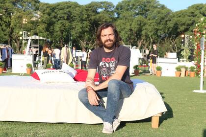Peter Lanzani fue otro de los famosos que optó por hacer sus compras navideñas en Le Marché, el mercado navideño de Stella Artois