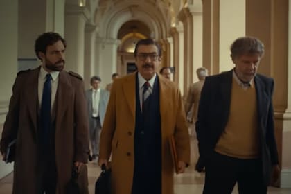 Peter Lanzani, Ricardo Darín y Claudio Da Passano, en una escena de "Argentina, 1985", que se proyectará este sábado en el Cultural San Martín (con reserva previa)