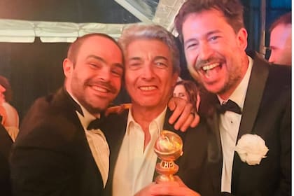 Peter Lanzani, Ricardo Darín y Santiago Mitre con el Globo de Oro en las manos (Foto: Captura Instagram/@lanzanipeter)