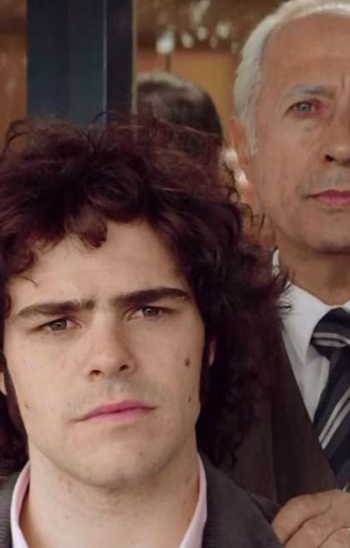 Peter Lanzani y Guillermo Francella en El clan Puccio