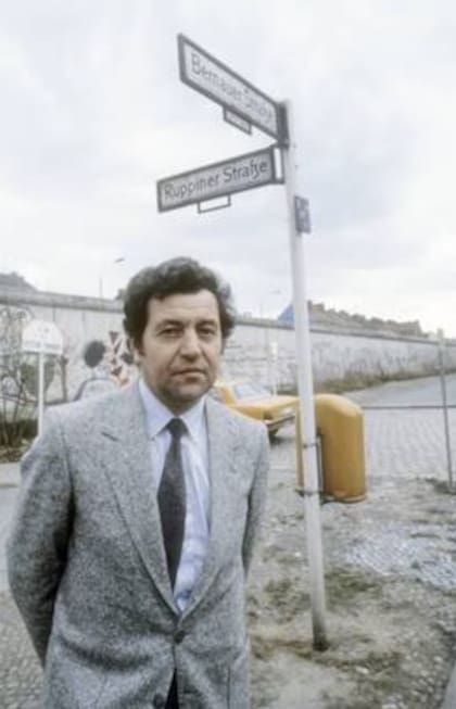 Peter Leibing, en la esquina de Bernauer Straße y Ruppiner Straße, desde donde fotografió el salto de Conrad Schumann el 15 de agosto de 1961