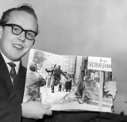 Peter Leibing tenía 20 años cuando fotografió la fuga de Schumann. Su experiencia en concursos de salto ecuestre lo ayudó a anticipar el instante