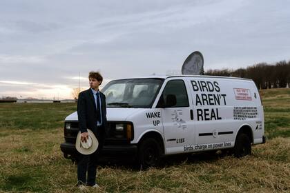 Peter McIndoe, el creador de 23 años del movimiento viral Birds Aren’t Real, con su camioneta en Fayetteville, Arkansas. (Rana Young/The New York Times)