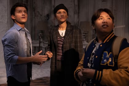 Peter Parker (Tom Holland) , (MJ) Zendaya y Ned (Jacob Batalon) en Spider-Man: Sin camino a casa.