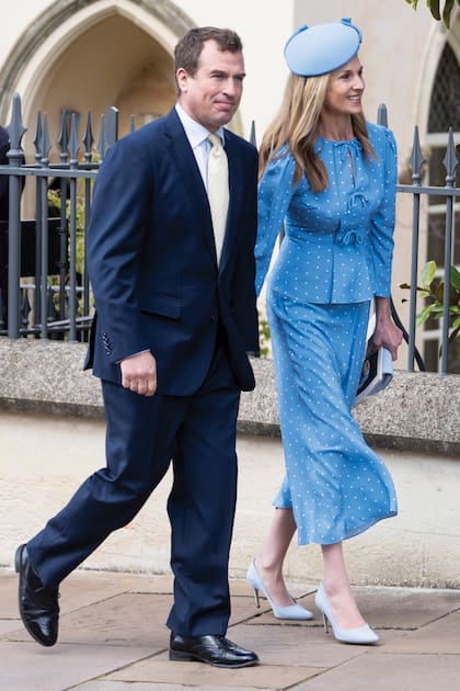 Peter Phillips y su prometida, Harriet Sperling, quien eligió para la ocasión un conjunto de falda y blusa a lunares de Beulah, que complementó con stilettos y clutch de gamuza de Emmy London, fascinator en crêpe con lazo de organza de Jane Taylor y pendientes de perlas y diamantes