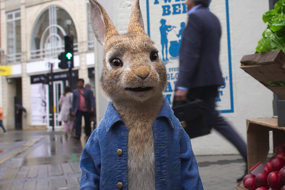 Peter Rabbit está de vuelta por las calles de una bucólica localidad británica, de nuevo en problemas por su "rebeldía"