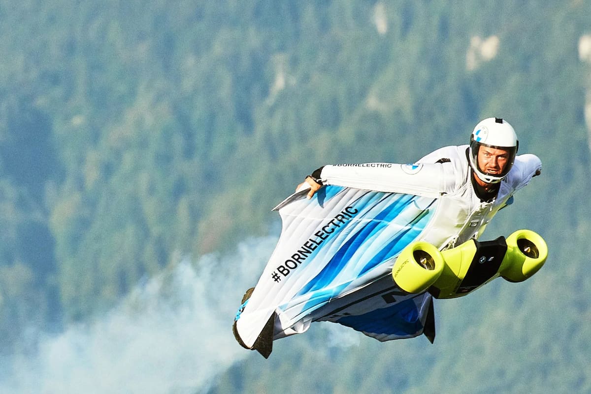 Peter Salzmann con su wingsuit propulsado por dos turbinas eléctricas