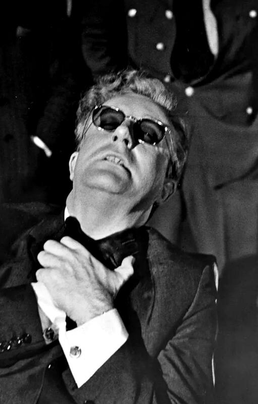Peter Sellers lleva más lejos que nunca a uno de sus antológicos personajes en esta escena de Doctor Insólito (1964)