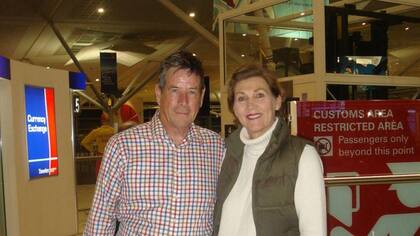 Peter y Margaret en el aeropuerto antes de que ella se mudara a Londres.