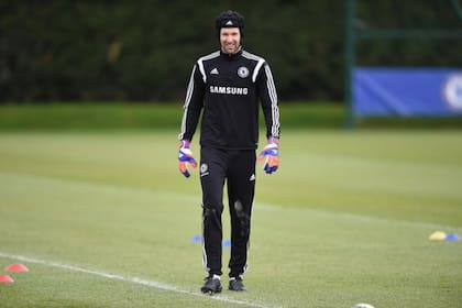 Petr Cech en el centro de entrenamiento de Chelsea, una imagen que podría volver a repetirse si es que el coronavirus causa bajas en el plantel del equipo londinense. El arquero checo fue inscripto para disputar la Premier League a los 38 años.