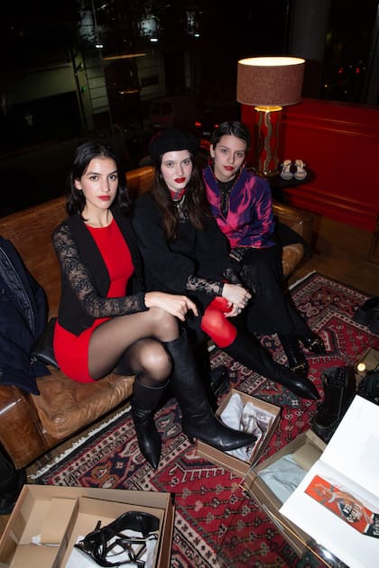 Petra Arias, Sofía Romay y Francisca Humble, modelos e influencers, se probaron los zapatos de la nueva colección e hicieron fotos para sus redes.