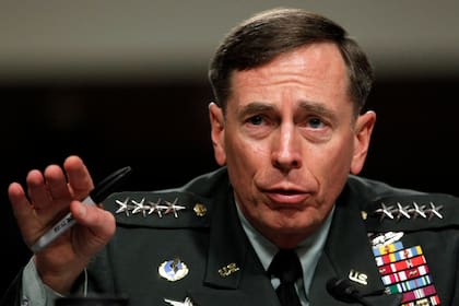 Petraeus quedó al descubierto por varios correos electrónicos