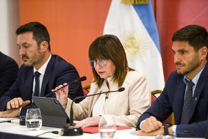 Petri, Bullrich y Pullaro en conferencia de prensa en Rosario, en medio de la escalada de violencia narco