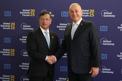 Petro propone mediación de Qatar para que EEUU detenga despliegue militar en aguas del Caribe