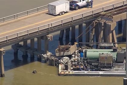 Petróleo se derrama en las aguas circundantes después de que una barcaza chocara contra un puente en Galveston, Texas, el miércoles 15 de mayo de 2024. (KTRK via AP)