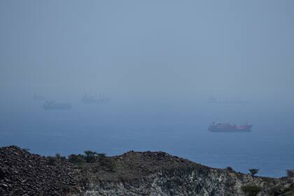 Petroleros y cargueros fondeados en el estrecho de Ormuz, el sábado 18 de abril de 2026. (AP Foto)