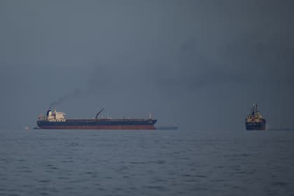 Petroleros y cargueros se alinean en el estrecho de Ormuz, vistos desde Khor Fakkan, Emiratos Árabes Unidos, el miércoles 11 de marzo de 2026
(Foto AP/Altaf Qadri)