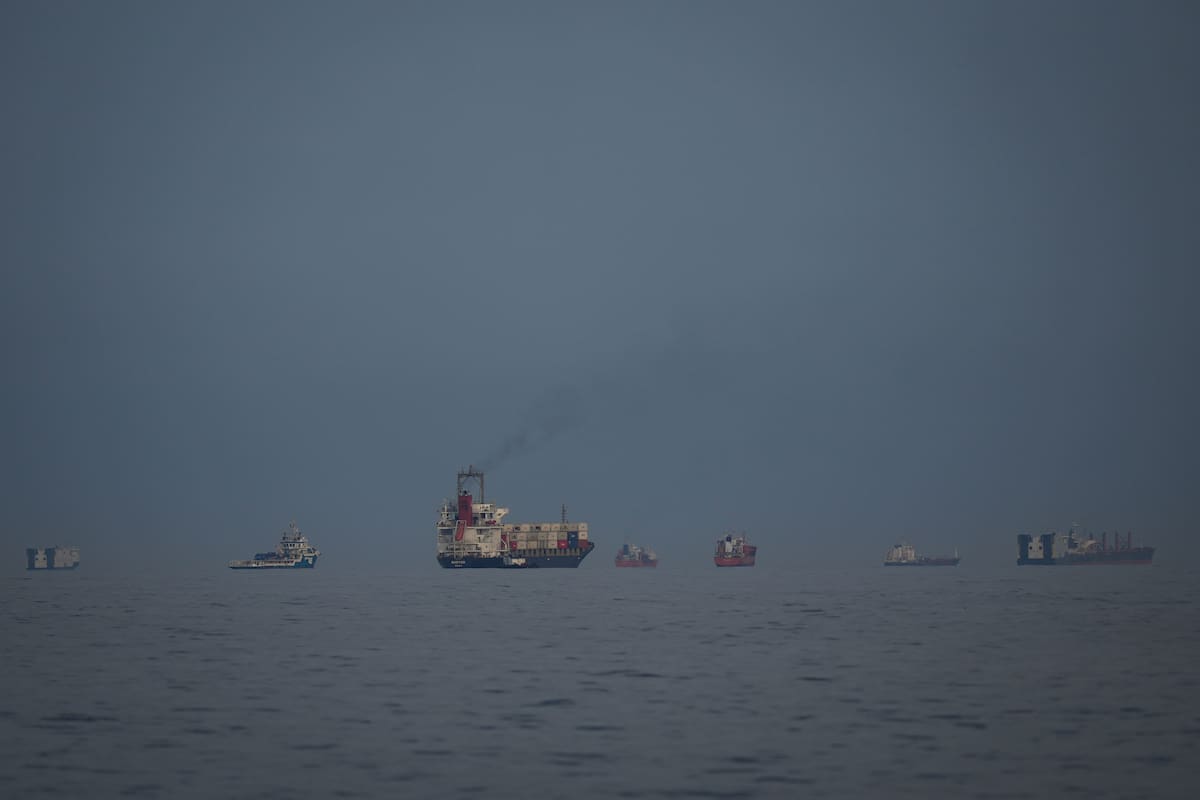 Petroleros y mercantes esperan en el estrecho de Ormuz vistos desde Khor Fakkan, Emiratos Árabes Unidos